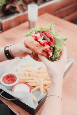 Taze sebzeli ev yapımı hamburger.