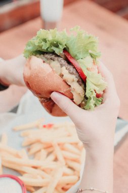 Taze sebzeli ev yapımı hamburger.