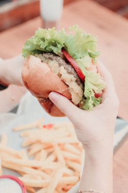 Taze sebzeli ev yapımı hamburger.