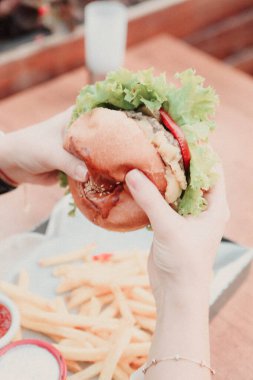 Taze sebzeli ev yapımı hamburger.