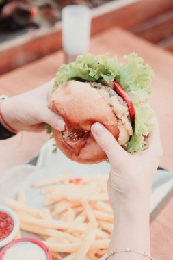 Taze sebzeli ev yapımı hamburger.