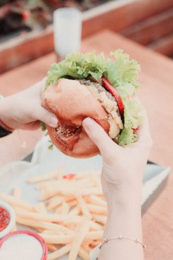Taze sebzeli ev yapımı hamburger.