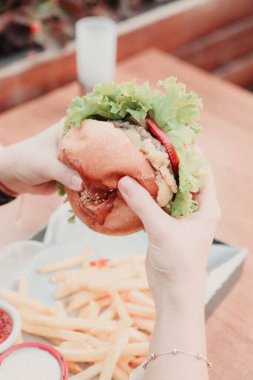 Taze sebzeli ev yapımı hamburger.