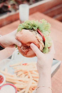 Taze sebzeli ev yapımı hamburger.