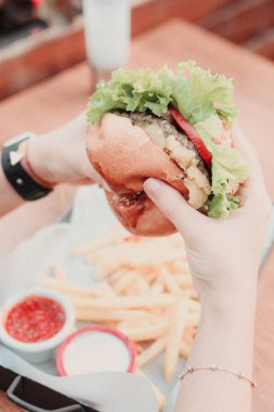 Taze sebzeli ev yapımı hamburger.