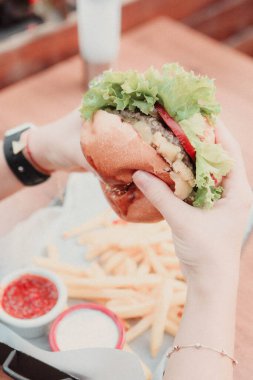 Taze sebzeli ev yapımı hamburger.