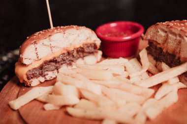 Taze sebzeli ev yapımı hamburger.