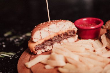Taze sebzeli ev yapımı hamburger.