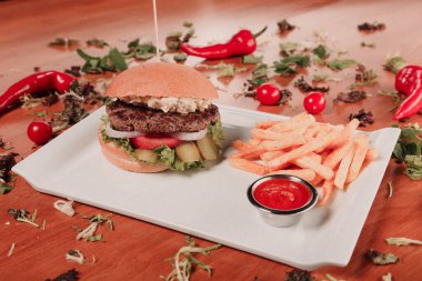 Taze sebzeli ev yapımı hamburger.