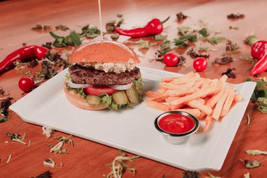 Taze sebzeli ev yapımı hamburger.