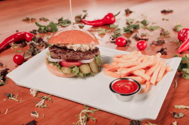 Taze sebzeli ev yapımı hamburger.