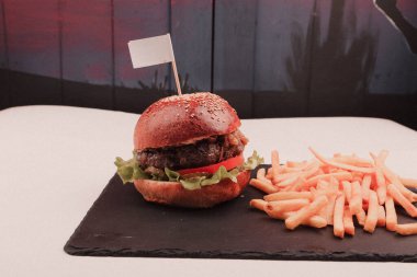 Taze sebzeli ev yapımı hamburger.