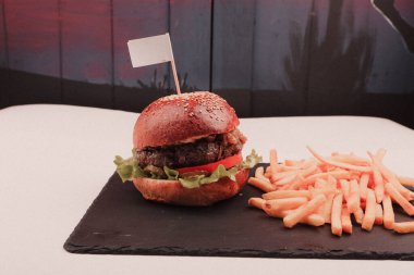 Taze sebzeli ev yapımı hamburger.