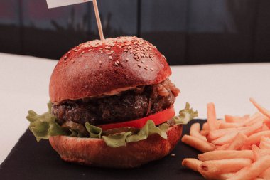 Taze sebzeli ev yapımı hamburger.
