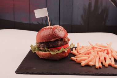 Taze sebzeli ev yapımı hamburger.