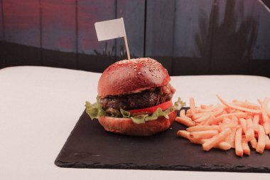 Taze sebzeli ev yapımı hamburger.