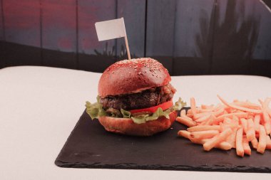 Taze sebzeli ev yapımı hamburger.