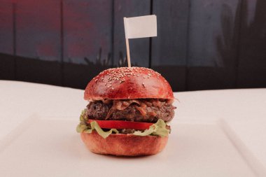 Taze sebzeli ev yapımı hamburger.