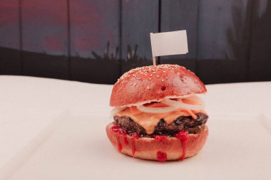 Taze sebzeli ev yapımı hamburger.