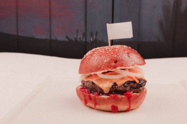 Taze sebzeli ev yapımı hamburger.