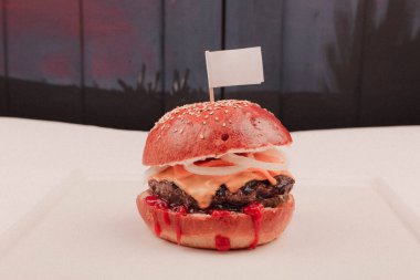 Taze sebzeli ev yapımı hamburger.