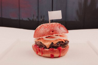 Taze sebzeli ev yapımı hamburger.