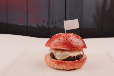 Taze sebzeli ev yapımı hamburger.