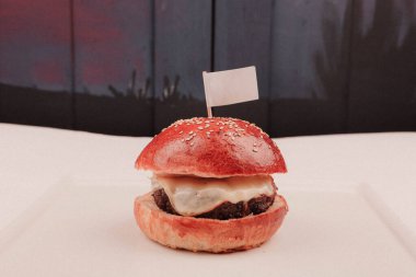 Taze sebzeli ev yapımı hamburger.