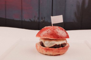 Taze sebzeli ev yapımı hamburger.