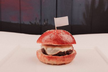 Taze sebzeli ev yapımı hamburger.