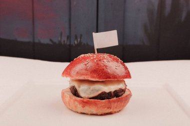 Taze sebzeli ev yapımı hamburger.