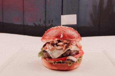 Taze sebzeli ev yapımı hamburger.