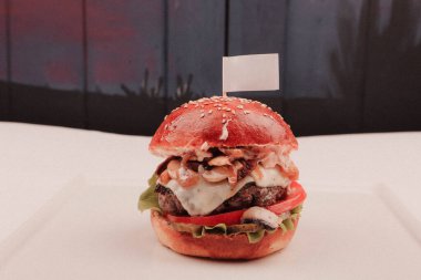 Taze sebzeli ev yapımı hamburger.