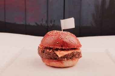 Taze sebzeli ev yapımı hamburger.