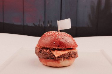 Taze sebzeli ev yapımı hamburger.