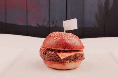 Taze sebzeli ev yapımı hamburger.