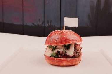 Taze sebzeli ev yapımı hamburger.