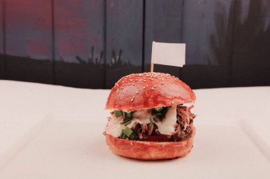 Taze sebzeli ev yapımı hamburger.