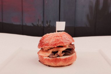 Taze sebzeli ev yapımı hamburger.