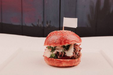 Taze sebzeli ev yapımı hamburger.