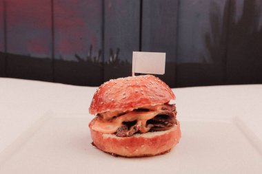 Taze sebzeli ev yapımı hamburger.