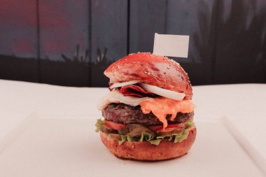 Taze sebzeli ev yapımı hamburger.