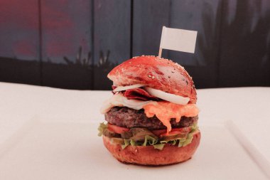 Taze sebzeli ev yapımı hamburger.