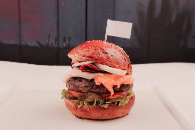 Taze sebzeli ev yapımı hamburger.
