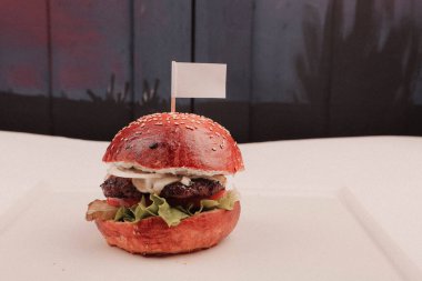 Taze sebzeli ev yapımı hamburger.