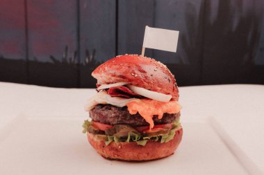 Taze sebzeli ev yapımı hamburger.