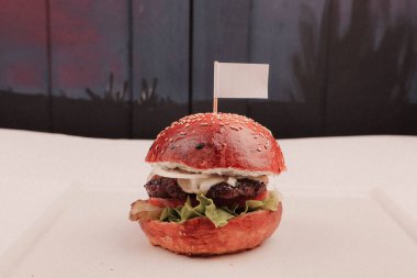 Taze sebzeli ev yapımı hamburger.