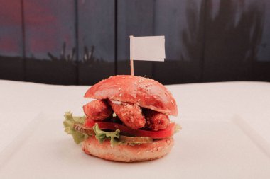 Taze sebzeli ev yapımı hamburger.