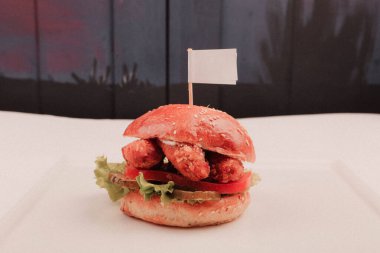 Taze sebzeli ev yapımı hamburger.