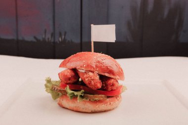 Taze sebzeli ev yapımı hamburger.